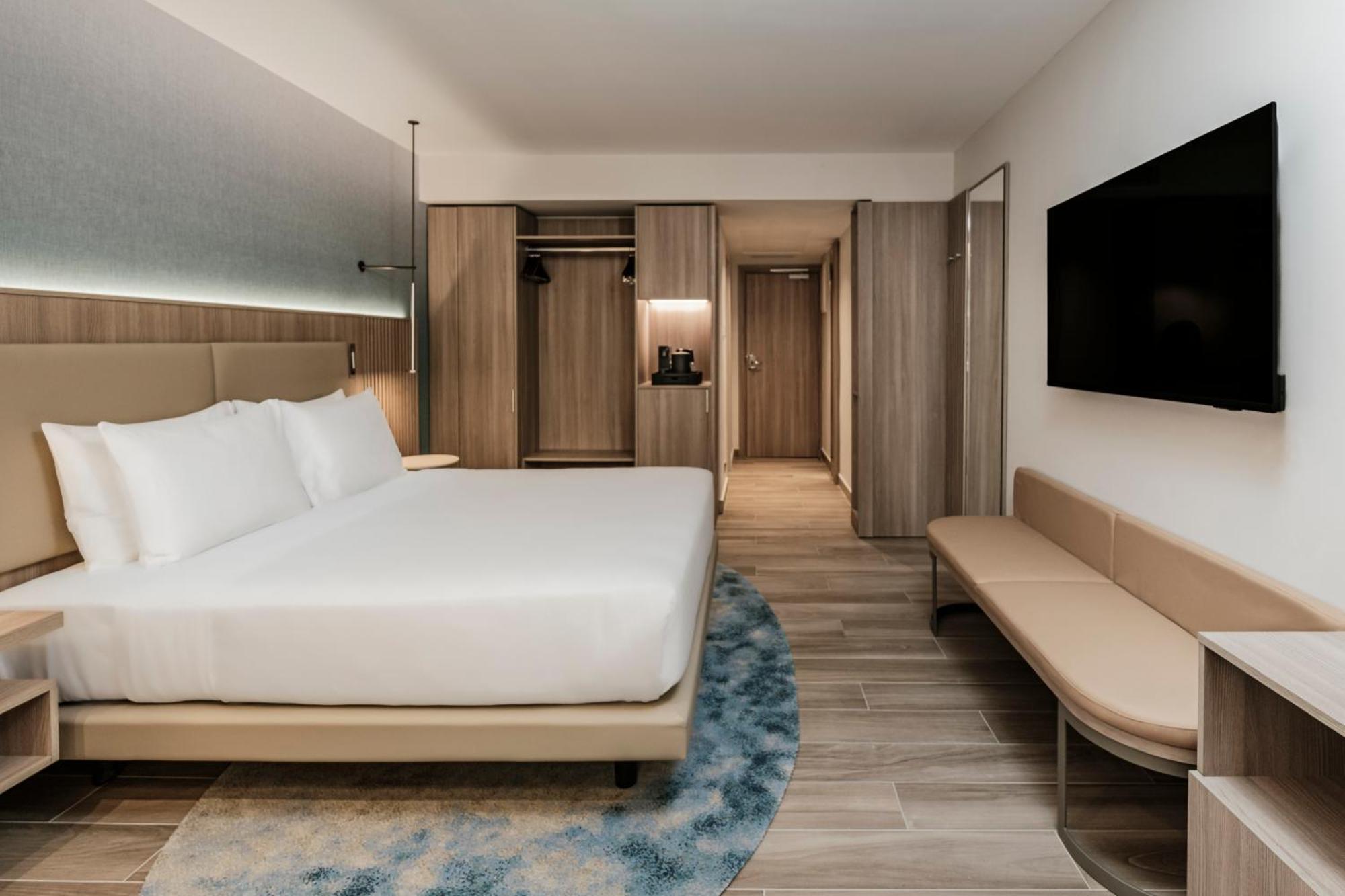 Habitación doble deluxe con cama grande y balcón